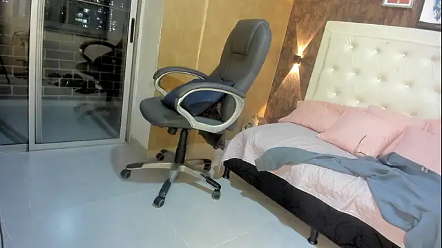 sweet  vanessa1 online show from May 4, 2026, 11:29 pm
