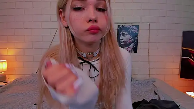 Blondy Fina online show from October 2, 2025, 4:49 am