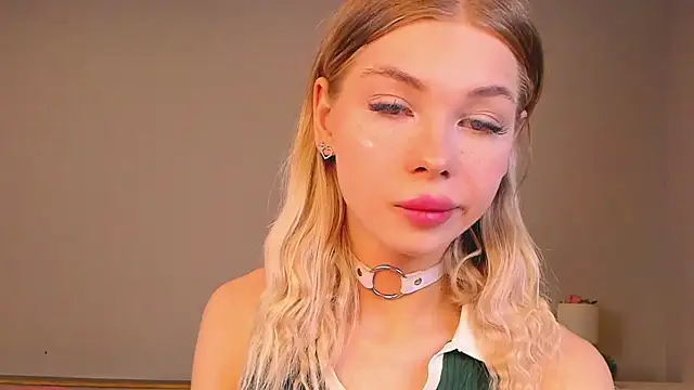 Snapshot of Blondy_Fina chatting on May 17, 2026, 6:35 am Blondy Fina online show from May 17, 2026, 6:35 am