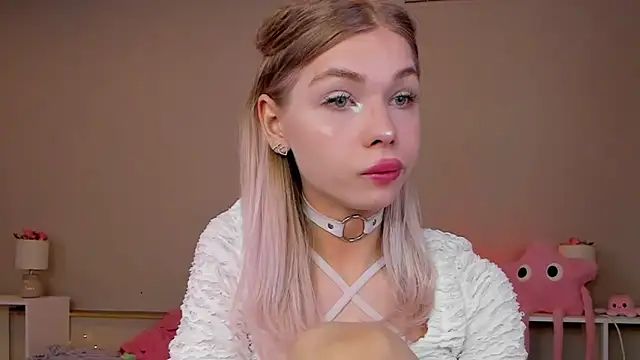 Snapshot of Blondy_Fina chatting on May 31, 2026, 4:40 am Blondy Fina online show from May 31, 2026, 4:40 am