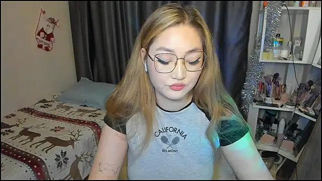 lyra x online show from December 18, 2025, 8:23 pm