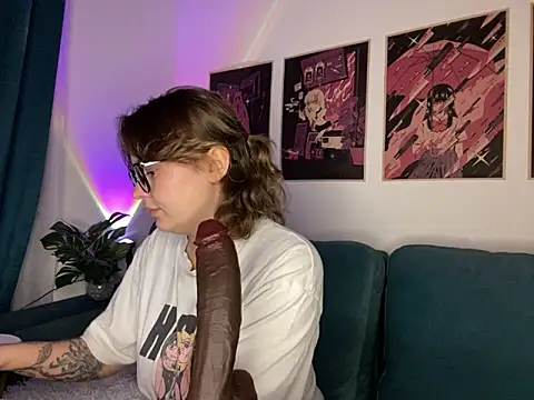 MoonIvy  online show from September 11, 2025, 5:13 pm