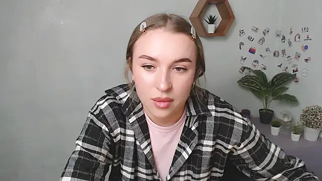 JuliaTopp  online show from September 26, 2025, 10:44 am