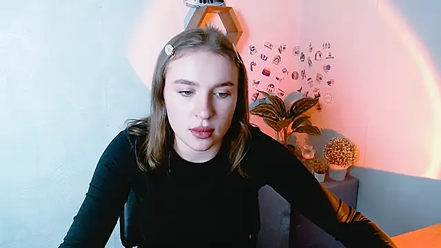 JuliaTopp  online show from September 18, 2025, 12:30 pm