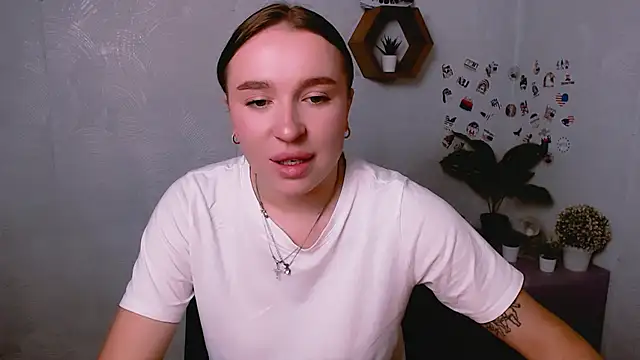 JuliaTopp  online show from September 17, 2025, 7:10 am