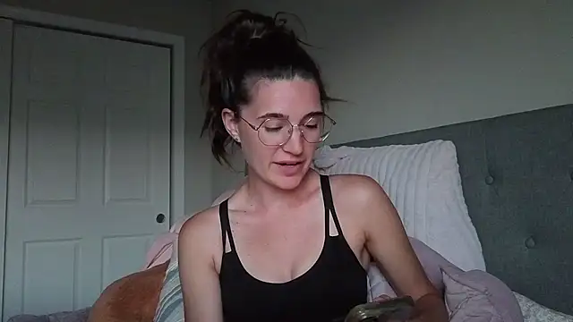 Snapshot of bambifarrina chatting on June 7, 2026, 1:33 am bambifarrina online show from June 7, 2026, 1:33 am