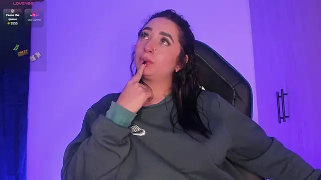 scarlett Collinss online show from May 3, 2026, 2:05 am