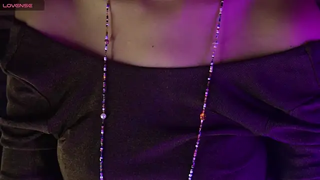 NidhiChandra online show from November 17, 2025, 2:10 pm