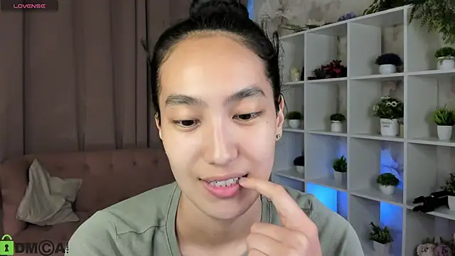 FlirtyAura online show from June 24, 2026, 3:38 am