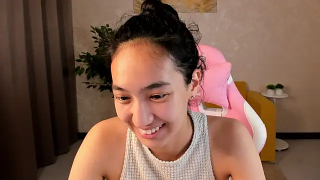 FlirtyAura online show from July 6, 2026, 3:35 am