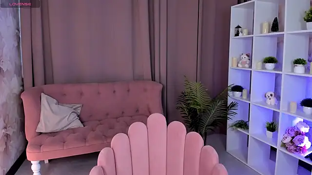 FlirtyAura online show from August 7, 2026, 7:03 am