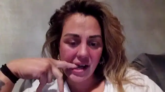 Snapshot of Sophrob96x chatting on September 10, 2025, 4:22 am Sophrob96x online show from September 10, 2025, 4:22 am