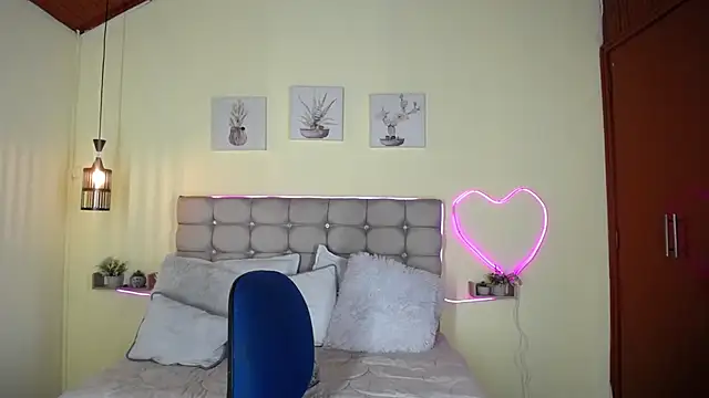 Megan 05  online show from June 11, 2026, 12:32 am
