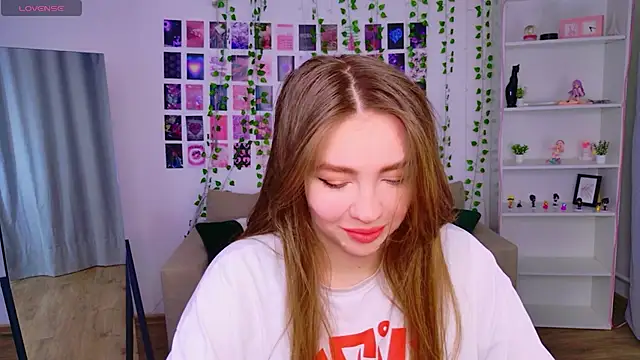 Snapshot of Moon__Bunny chatting on March 20, 2026, 1:34 pm Moon Bunny online show from March 20, 2026, 1:34 pm