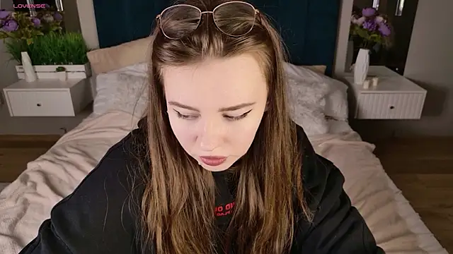 Snapshot of Moon__Bunny chatting on March 6, 2026, 12:33 pm Moon Bunny online show from March 6, 2026, 12:33 pm