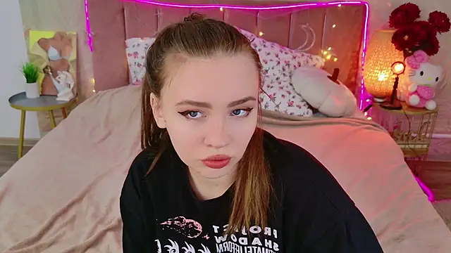 Snapshot of Moon__Bunny chatting on February 12, 2026, 12:16 pm Moon Bunny online show from February 12, 2026, 12:16 pm