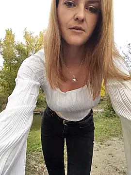 YOOUR EVAA online show from September 26, 2025, 12:01 pm