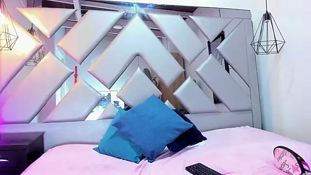 Lorenn Hill online show from September 30, 2025, 1:39 pm