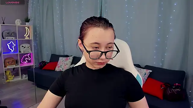 ClaraParks online show from December 1, 2025, 7:04 pm