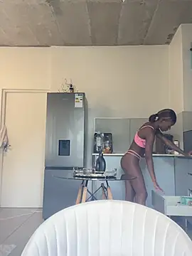 Snapshot of prettydollyy chatting on April 1, 2026, 11:00 am prettydollyy online show from April 1, 2026, 11:00 am