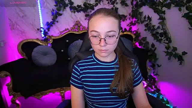 ArrinaWairr online show from September 17, 2025, 1:02 pm