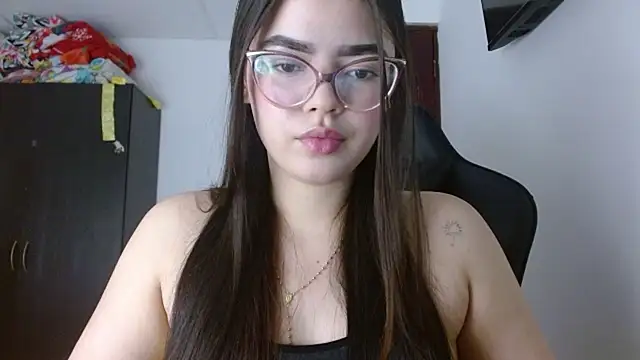 Snapshot of Valentina2390 chatting on April 6, 2026, 11:17 pm Valentina2390 online show from April 6, 2026, 11:17 pm