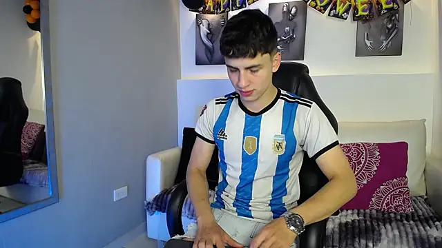 AdrianRinaldi online show from October 14, 2025, 8:09 pm