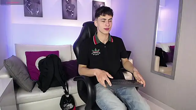 AdrianRinaldi online show from September 13, 2025, 8:09 pm