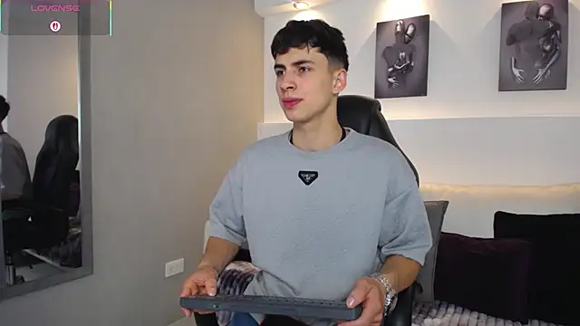 AdrianRinaldi online show from September 25, 2025, 8:04 pm