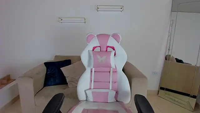 april smiith online show from September 27, 2025, 12:22 pm