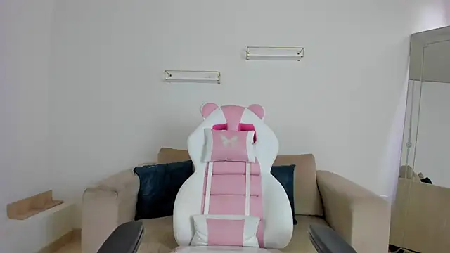 april smiith online show from November 26, 2025, 12:16 pm