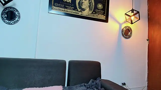 naomi campbel  online show from October 19, 2025, 1:58 pm