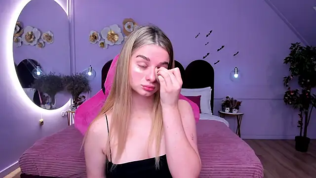 SweetyLicky online show from October 28, 2025, 4:17 pm