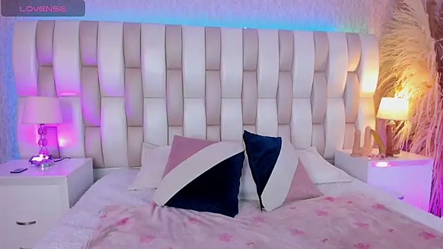 Viollet xoxo online show from March 10, 2026, 8:02 pm