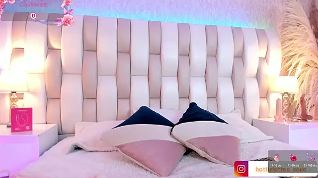 Viollet xoxo online show from March 12, 2026, 8:13 pm