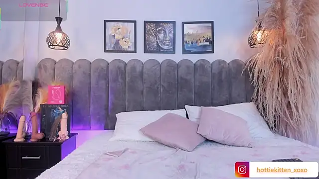 Viollet xoxo online show from March 11, 2026, 6:02 pm