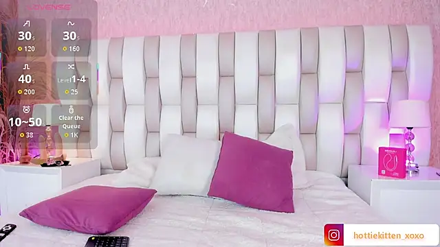 Viollet xoxo online show from February 11, 2026, 8:09 pm