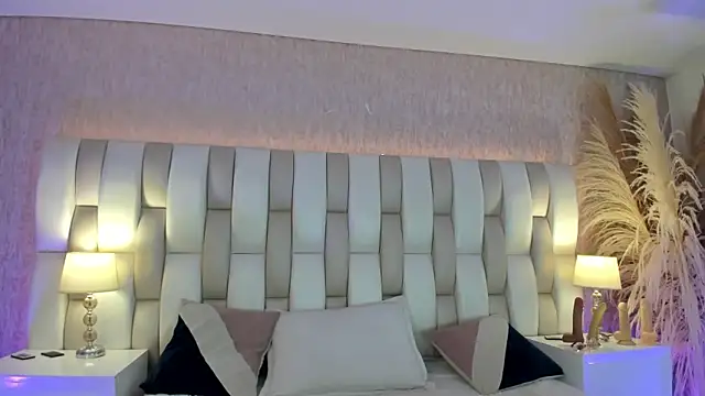 Viollet xoxo online show from March 13, 2026, 8:25 pm