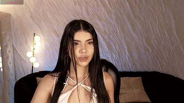 MiaLaurence online show from August 5, 2026, 7:52 pm