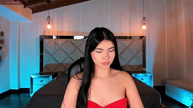 MiaLaurence online show from June 12, 2026, 7:11 pm