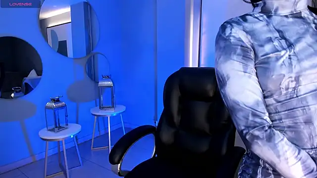 MiaLaurence online show from November 2, 2025, 11:37 am