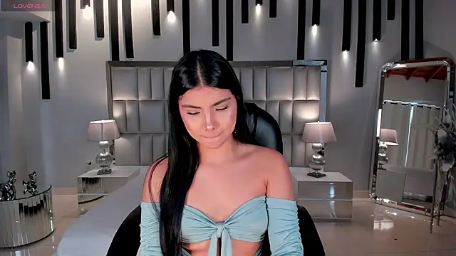 MiaLaurence online show from June 24, 2026, 7:01 pm