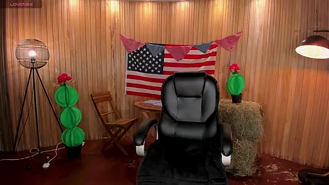 MiaLaurence online show from July 4, 2026, 7:18 pm