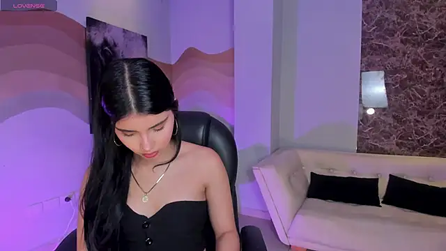 MiaLaurence online show from November 29, 2025, 7:14 pm