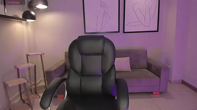 MiaLaurence online show from December 3, 2025, 7:35 pm