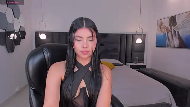 MiaLaurence online show from June 25, 2026, 11:37 am