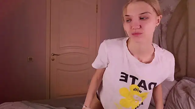 4example Chloe online show from December 1, 2025, 11:00 am