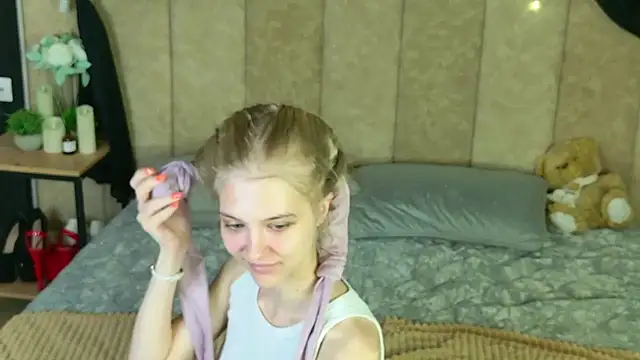 4example Chloe online show from May 8, 2026, 5:33 am