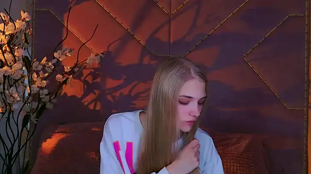 4example Chloe online show from October 10, 2025, 10:49 am