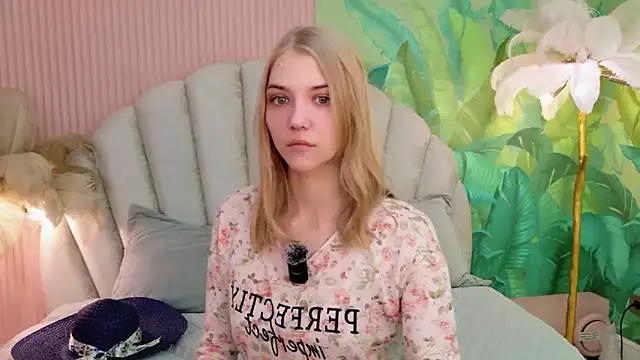 4example Chloe online show from June 21, 2026, 5:35 am
